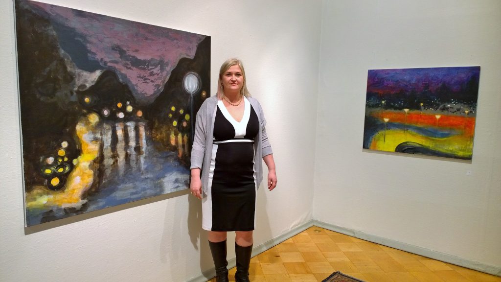 Taiteilija Krista Kortelainen näyttelynsä avajaisissa Taidesalongissa Helsingissä 2016